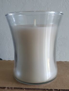 Eucalyptus Mint candle slight hourglass 13 oz 60 hours burn New Celebrating Home